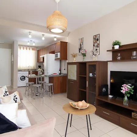 Beach, Pool And Free Private Parking Apartment